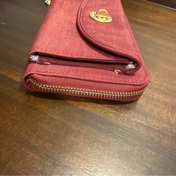 BAGGALINI WALET Wine Colored Turnlock RFID Spacious - Picture 3 of 8